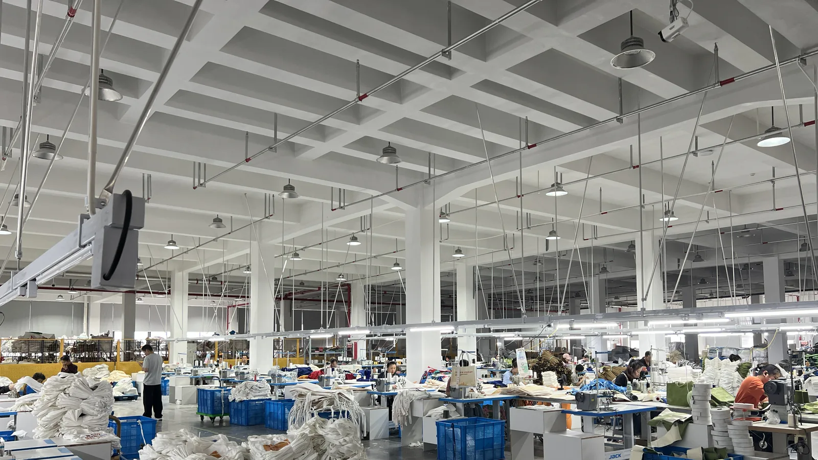 Industrial sewing floor producing straw and canvas bags